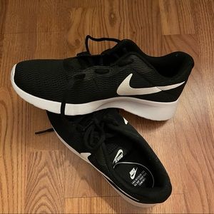 BLACK WOMENS NIKE RUNNING SNEAKERS